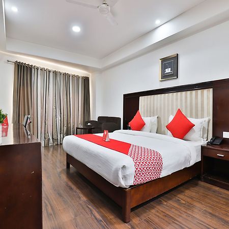 Oyo 4938 Hotel Dev Aadi 아흐메다바드 외부 사진