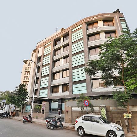 Oyo 4938 Hotel Dev Aadi 아흐메다바드 외부 사진