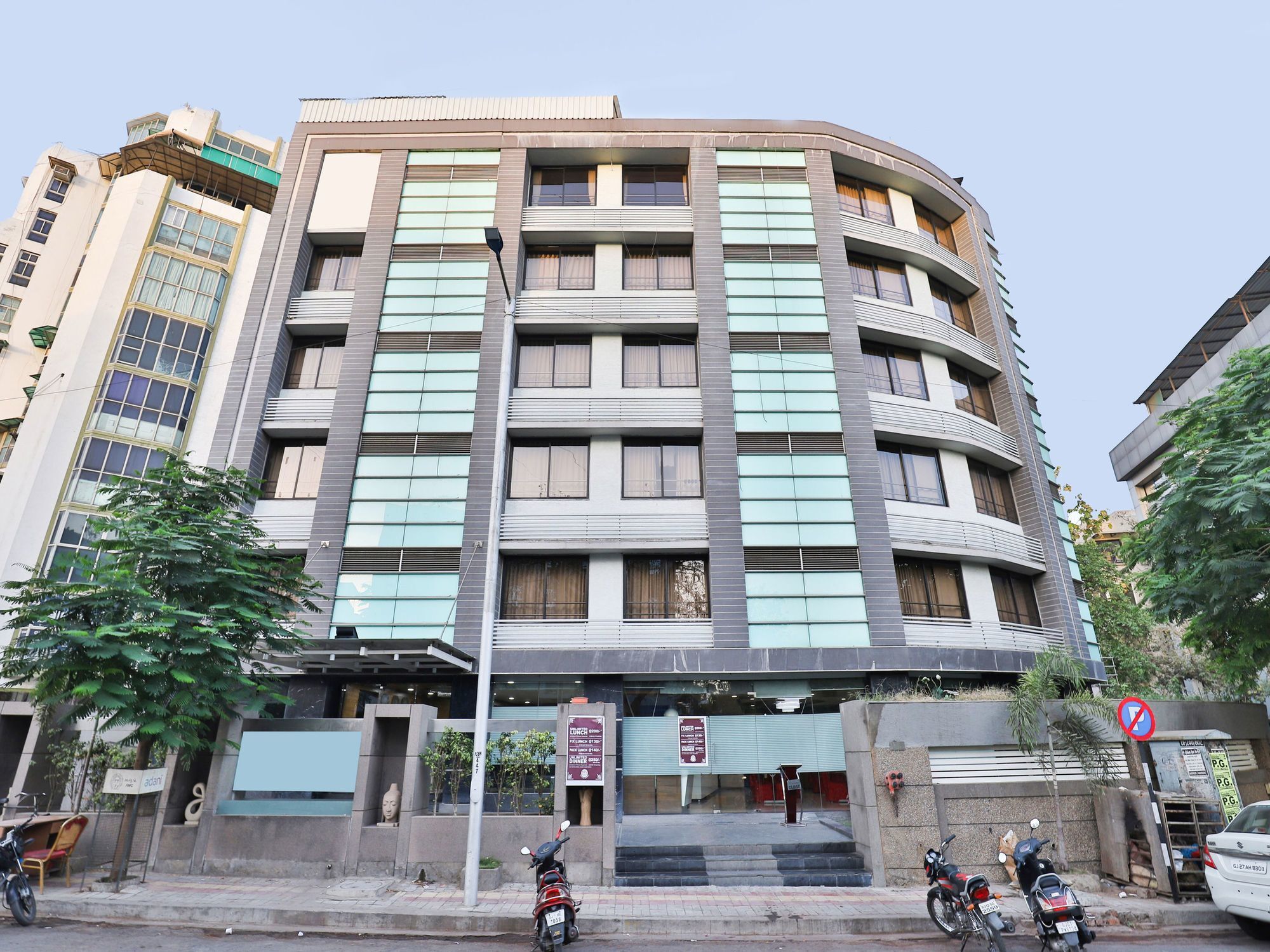 Oyo 4938 Hotel Dev Aadi 아흐메다바드 외부 사진